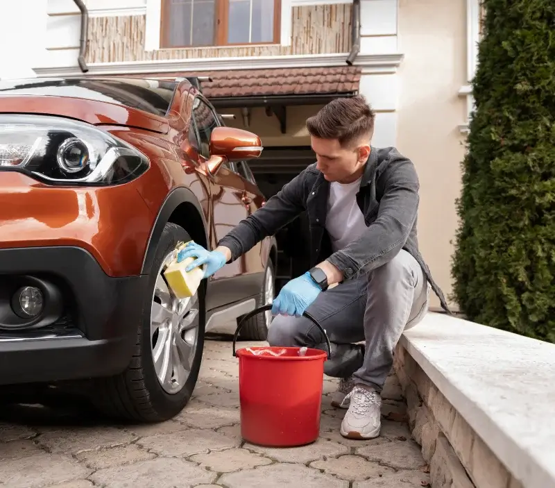 Lavage auto à domicile Lepuix-Neuf : professionnel intervenant sur un véhicule
